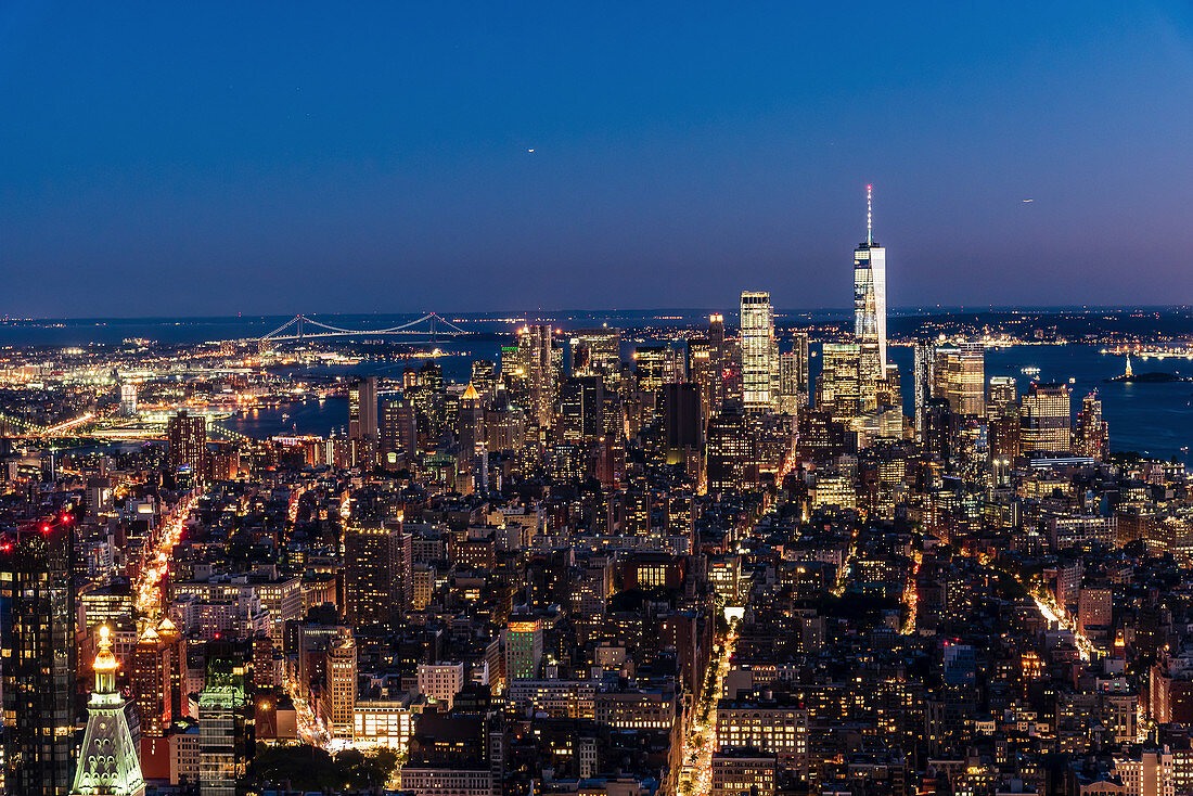Blick auf Manhattan in Abendbeleuchtung, New York City, USA