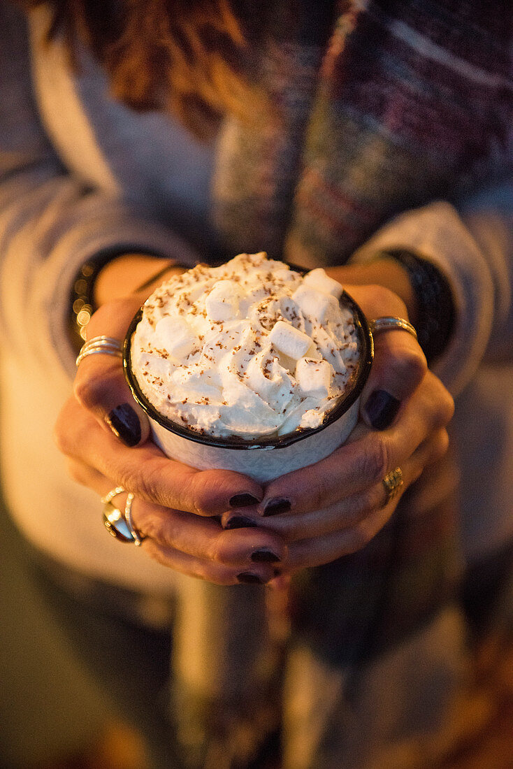 Heiße Schokolade mit Marshmallow und Sahne