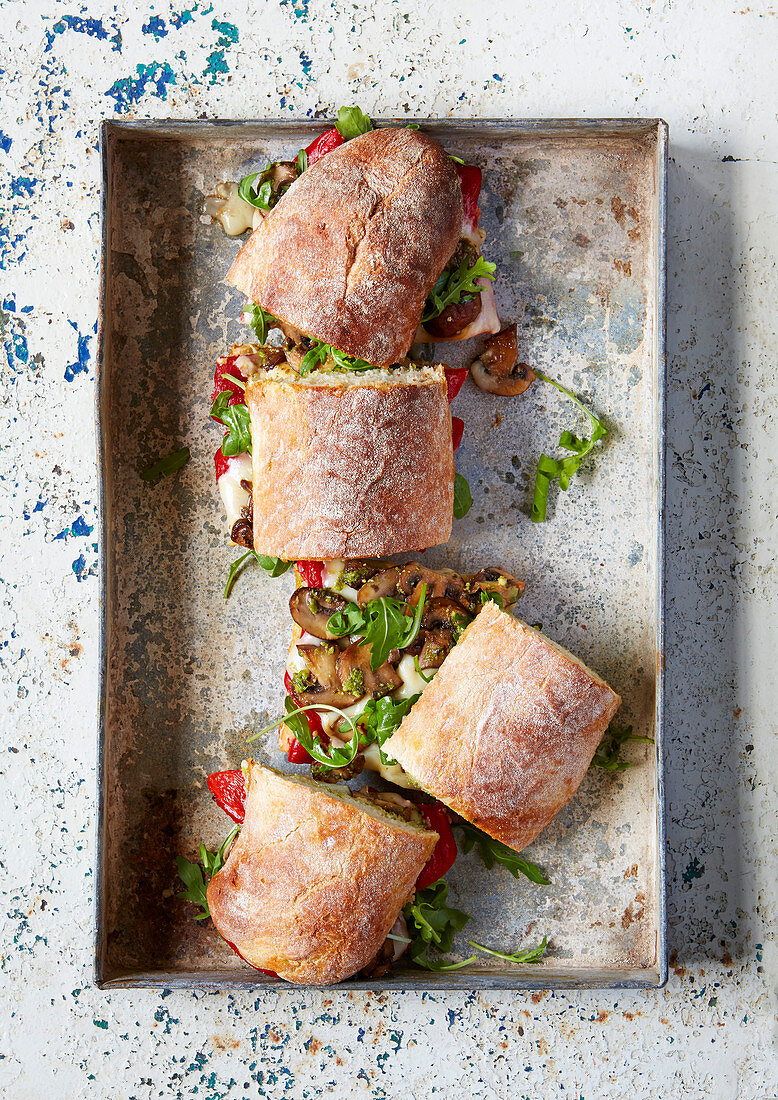 Ciabatta gefüllt mit Taleggio, Pilzen und Knoblauch