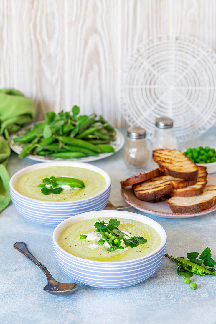 Green pea cream soup served with toasted bread