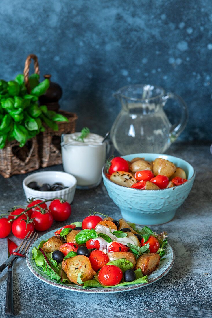 Sommerlicher Bratkartoffelsalat mit gerösteten Tomaten und Oliven