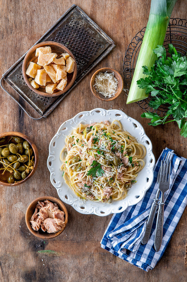 Spaghetti mit Thunfisch, Lauch und Kapernäpfeln