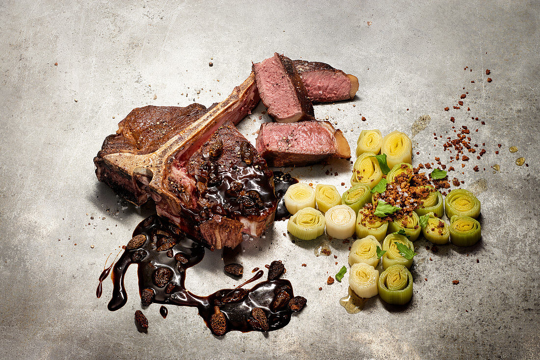Gegrilltes Porterhouse-Steak mit Morcheln, Lauch und Roggenbröseln