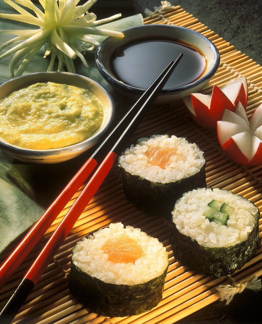 Sushi with salmon & with cucumber, soya sauce & dip
