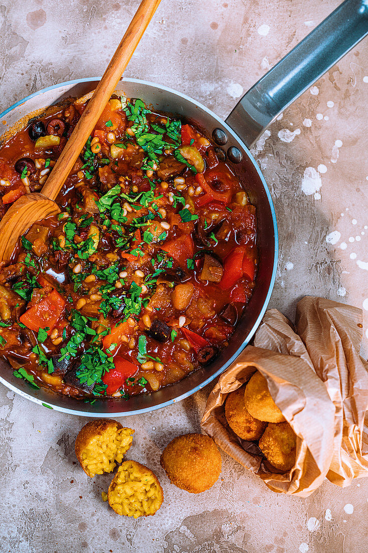 Sizilianische Caponata mit gefüllten Safran-Arancini