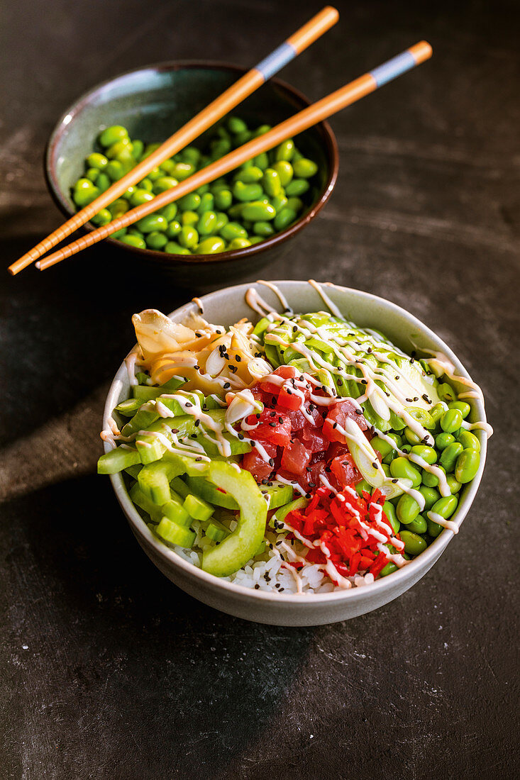 Poke Bowl mit Spicy Mayo und Thunfisch