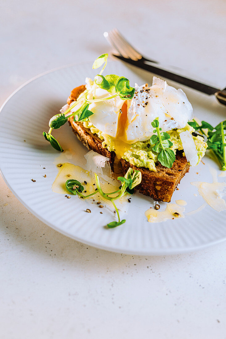 Avocado crispbread with a poached egg and parmesan