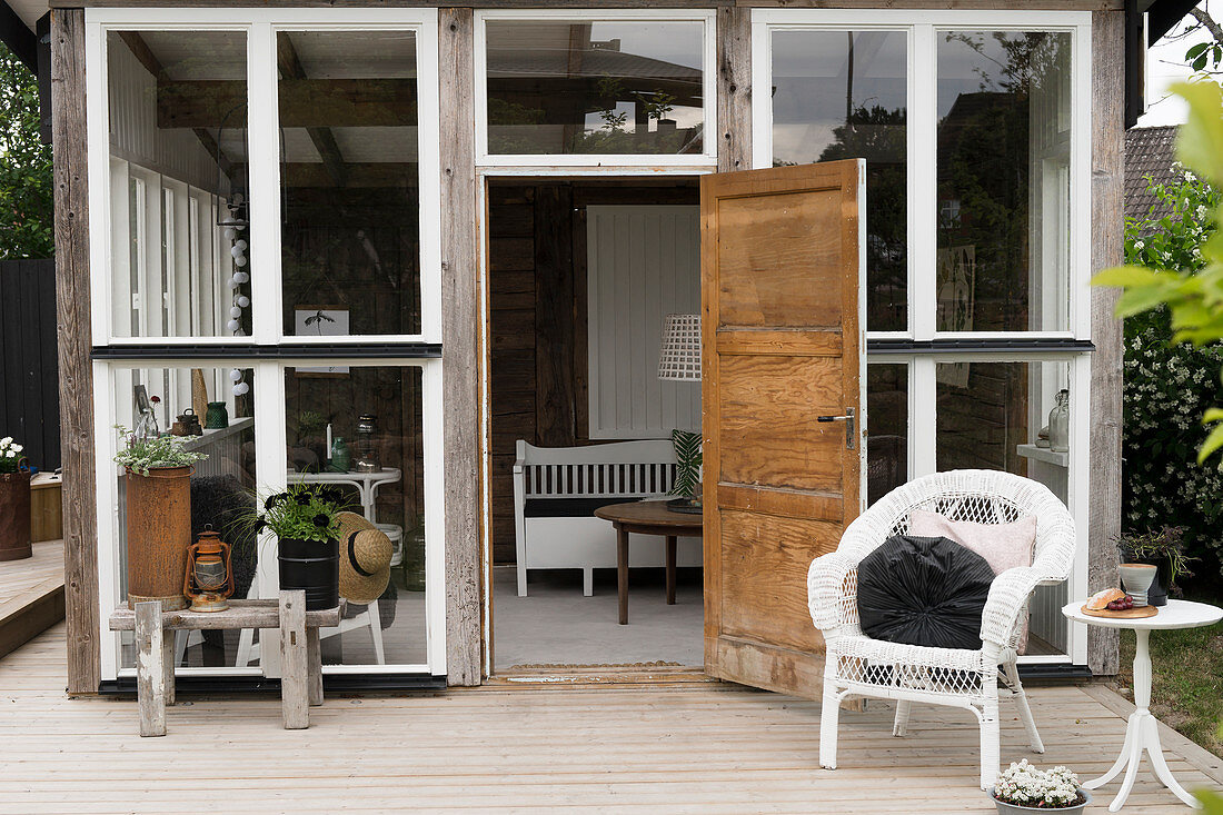 Rustikales Gartenhaus im Skandinavischen Stil mit Terrasse