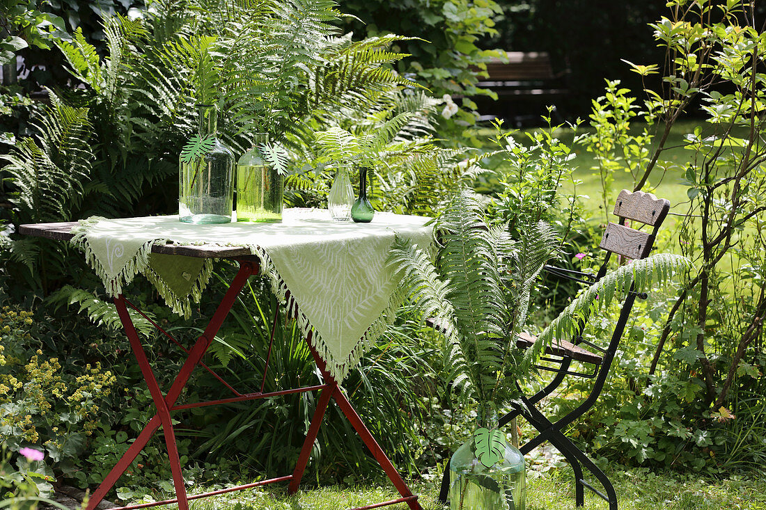 DIY-Tischdecke mit Farnmotiv auf Gartentisch