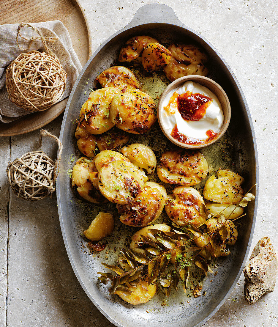 In Ghee gebratene Kartoffeln mit Curryblättern und Panch Foron