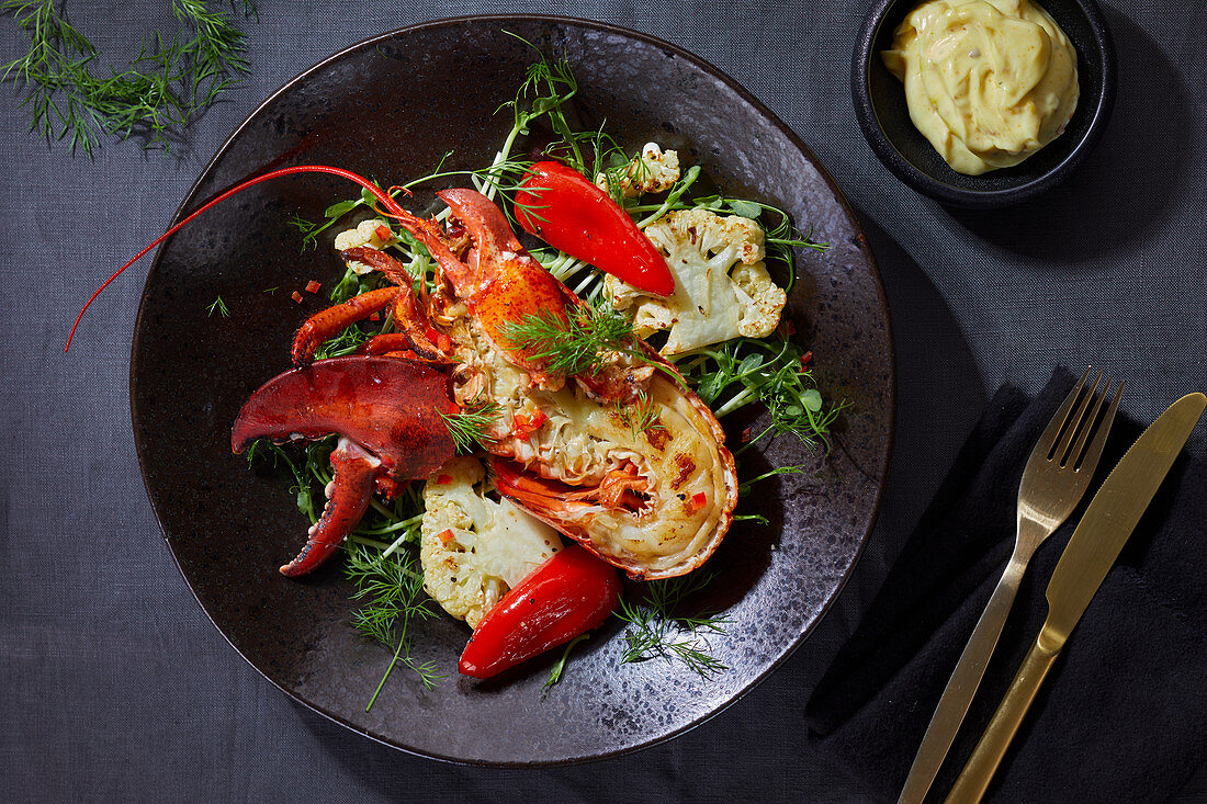 Hummer mit Chilischoten und Blumenkohl