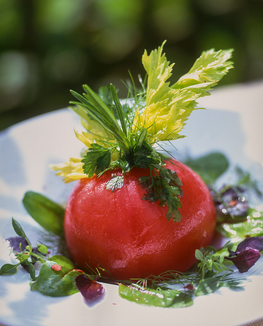 Pochierte Tomate auf Blattsalat