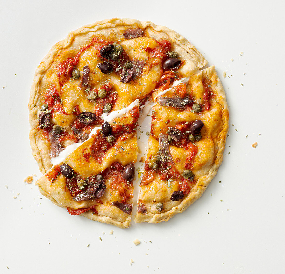 Pizza mit Oliven, Kapern und Tomaten ligurische Art