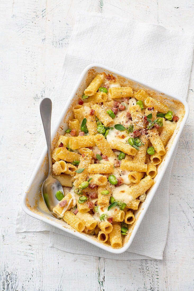 Rigatoni-Auflauf mit gekochtem Schinken, Ackerbohnen und Mozzarella