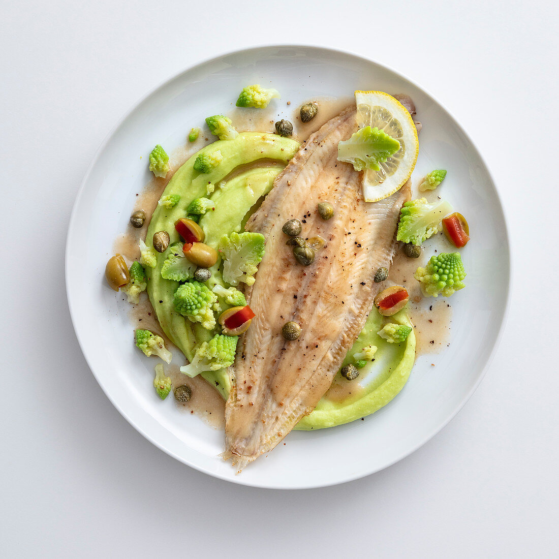 Seezungenfilet auf Romanesco-Püree mit Kapern und Oliven