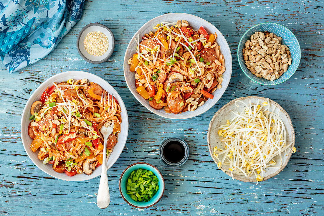 Chow Mein mit Wurst, Sprossen und Erdnüssen (China)