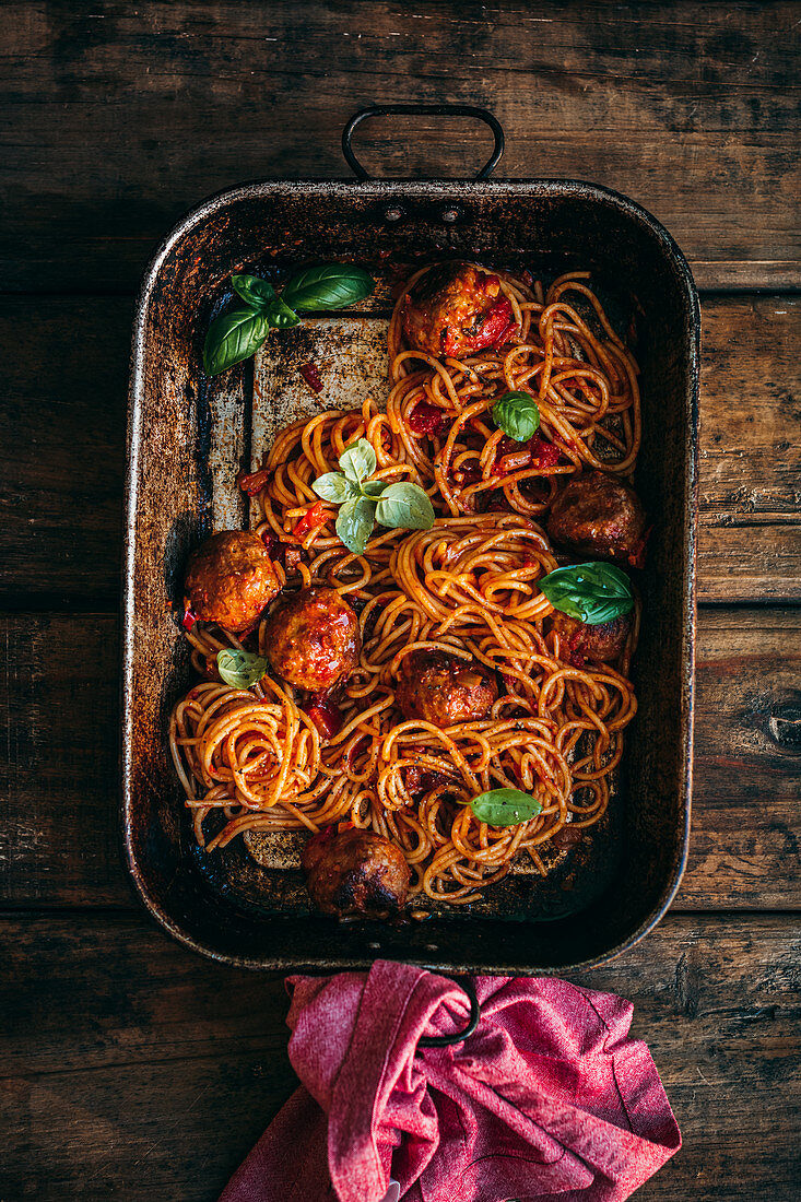 Spaghetti mit Fleischbällchen und Tomatensauce