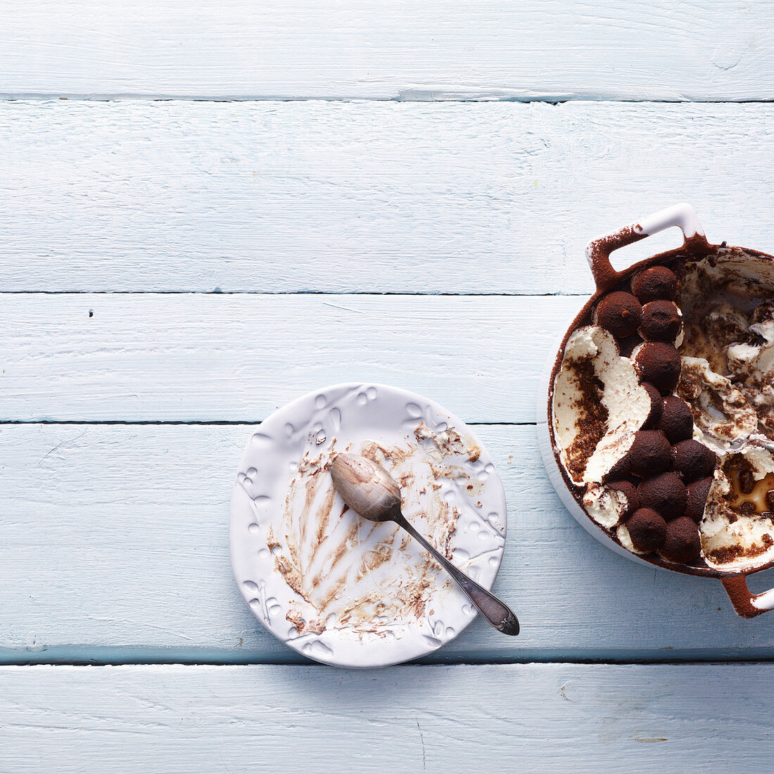 Leergegessener Dessertteller und Tiramisù im Topf