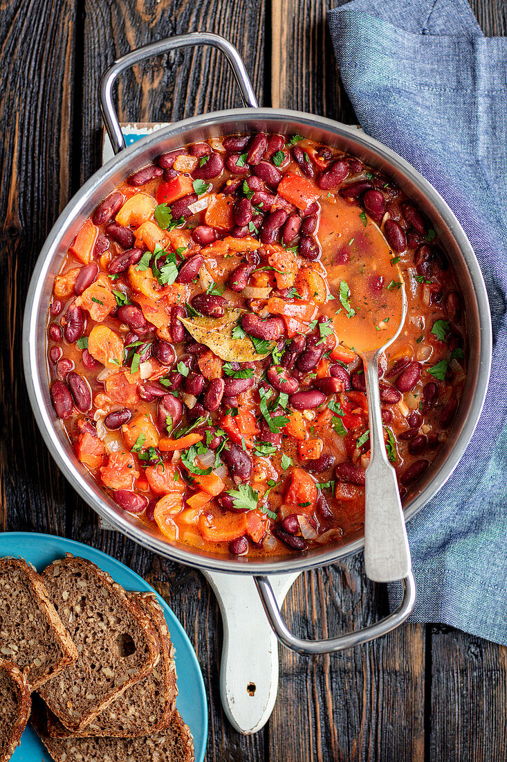 Red kidney bean stew with tomatoes