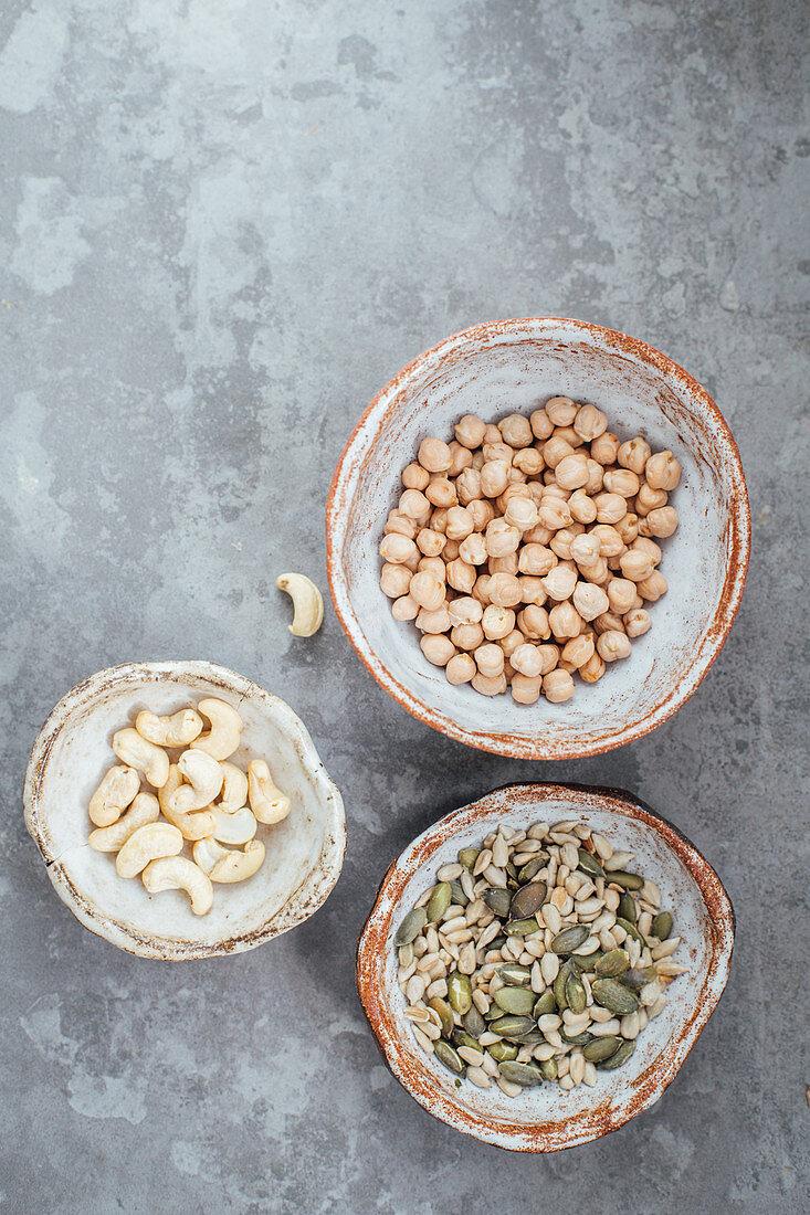 Samenmischung, Kichererbsen und Cashewnüsse in handgemachten Tonschalen