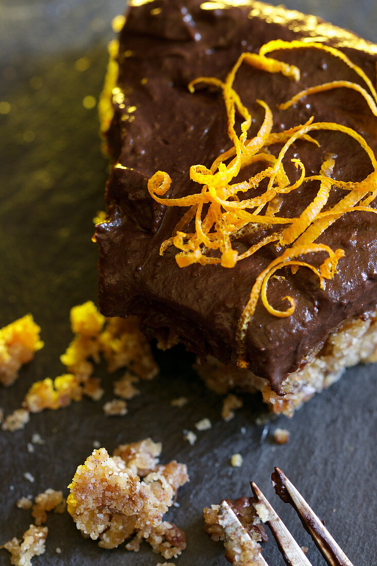Vegane rohe Schokoladen-Orangen-Torte mit Avocado-Kakao-Creme