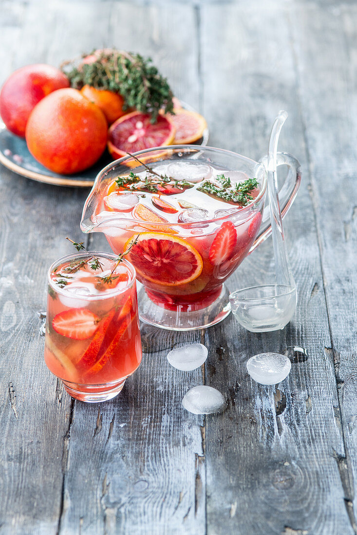 Blutorangen-Erdbeer-Limonade mit Thymian