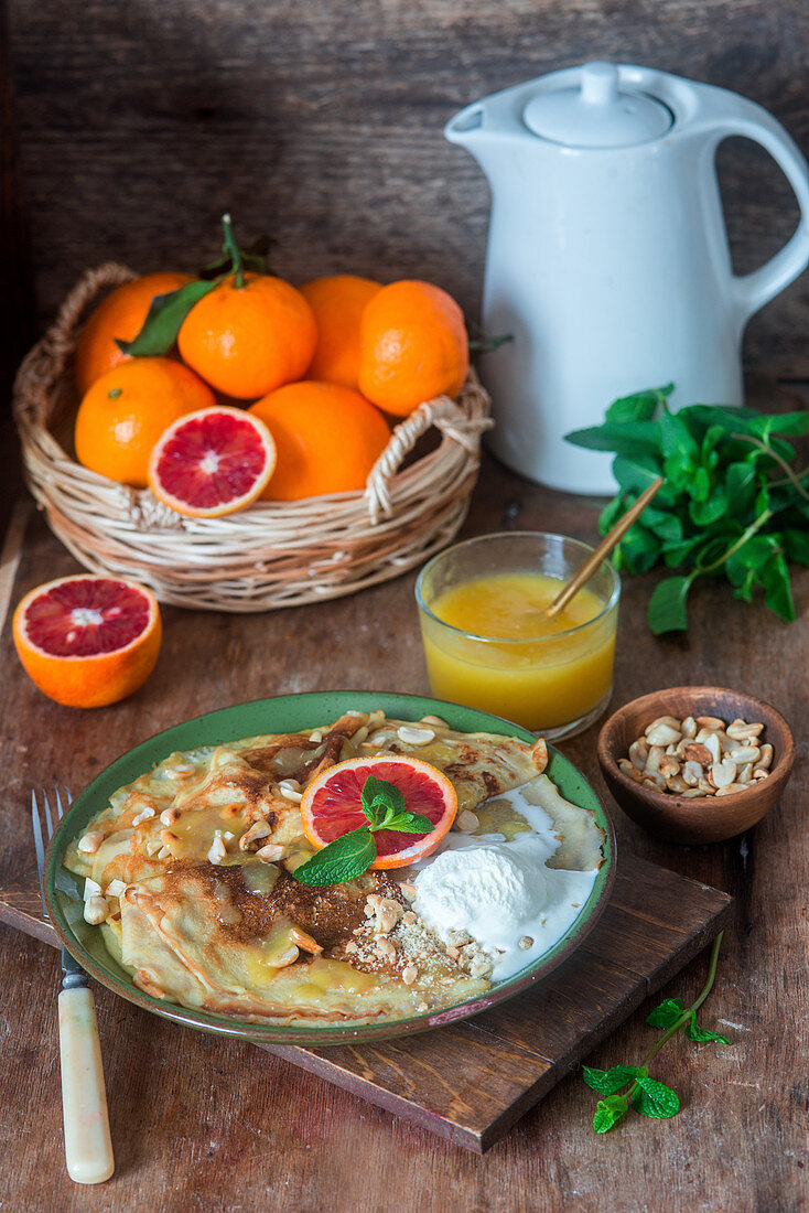Crêpes mit Orangensauce und Vanilleeis
