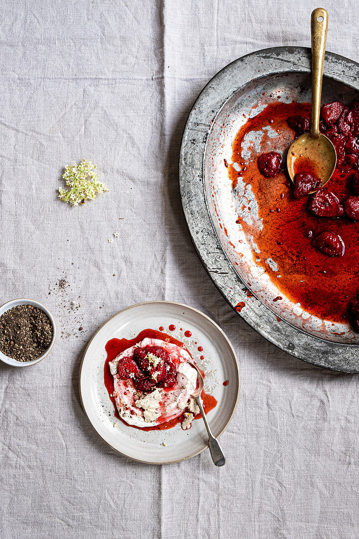 Gebackene Erdbeeren mit griechischem Joghurt