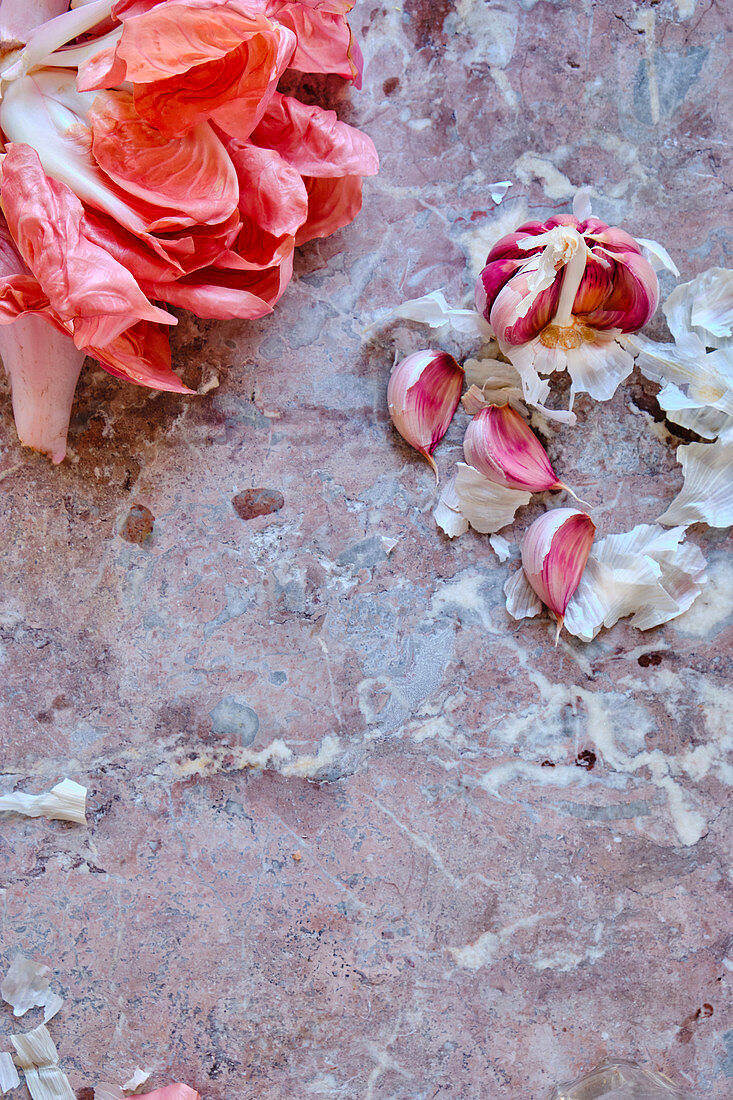 Frischer rosa Radicchio mit Knoblauch