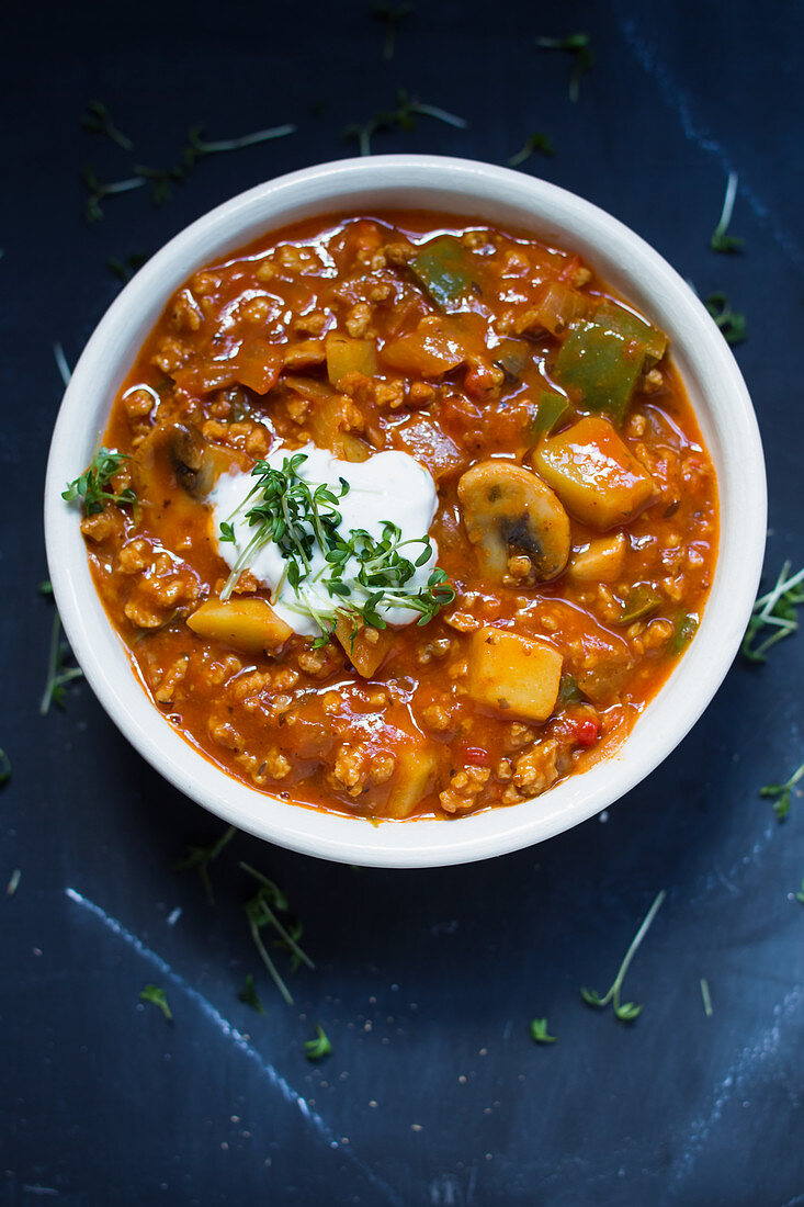 Gulasch mit Sojaschnetzeln und Kartoffeln