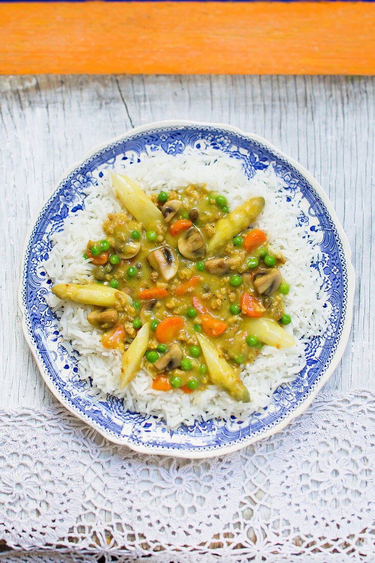 Soy dumplings with asparagus and peas on rice