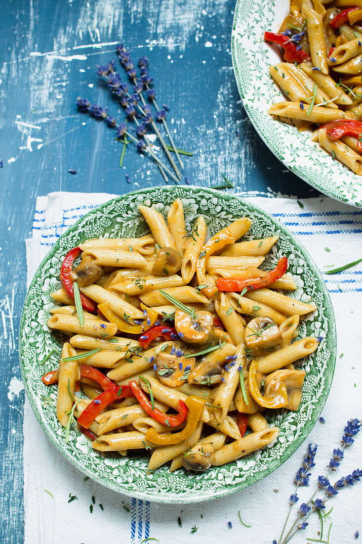 Penne mit Champignons und Paprika