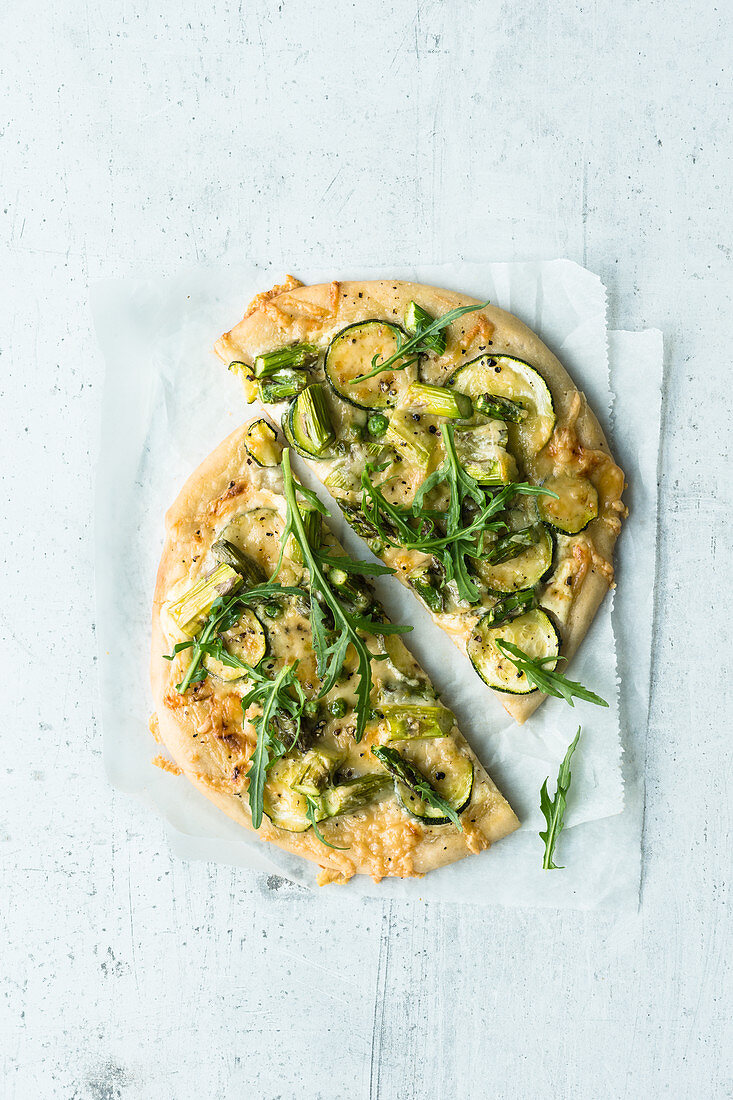 A green vegetable pizza
