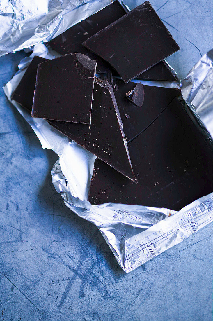 Zerbrochene dunkle Schokolade im Silberpapier