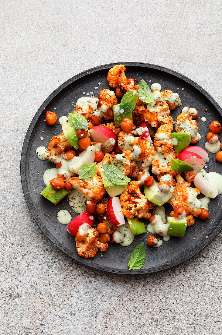 Gebackener Blumenkohlsalat mit Avocado und Radieschen