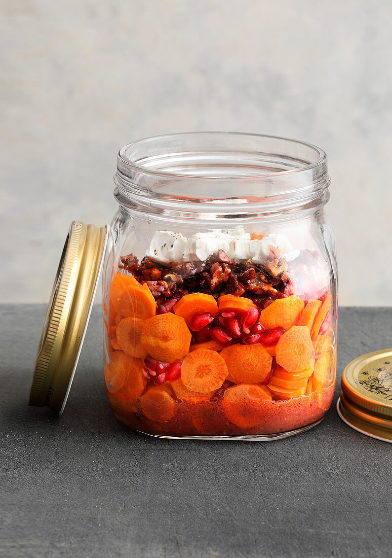 Carrot salad with pomegranate seeds to take away