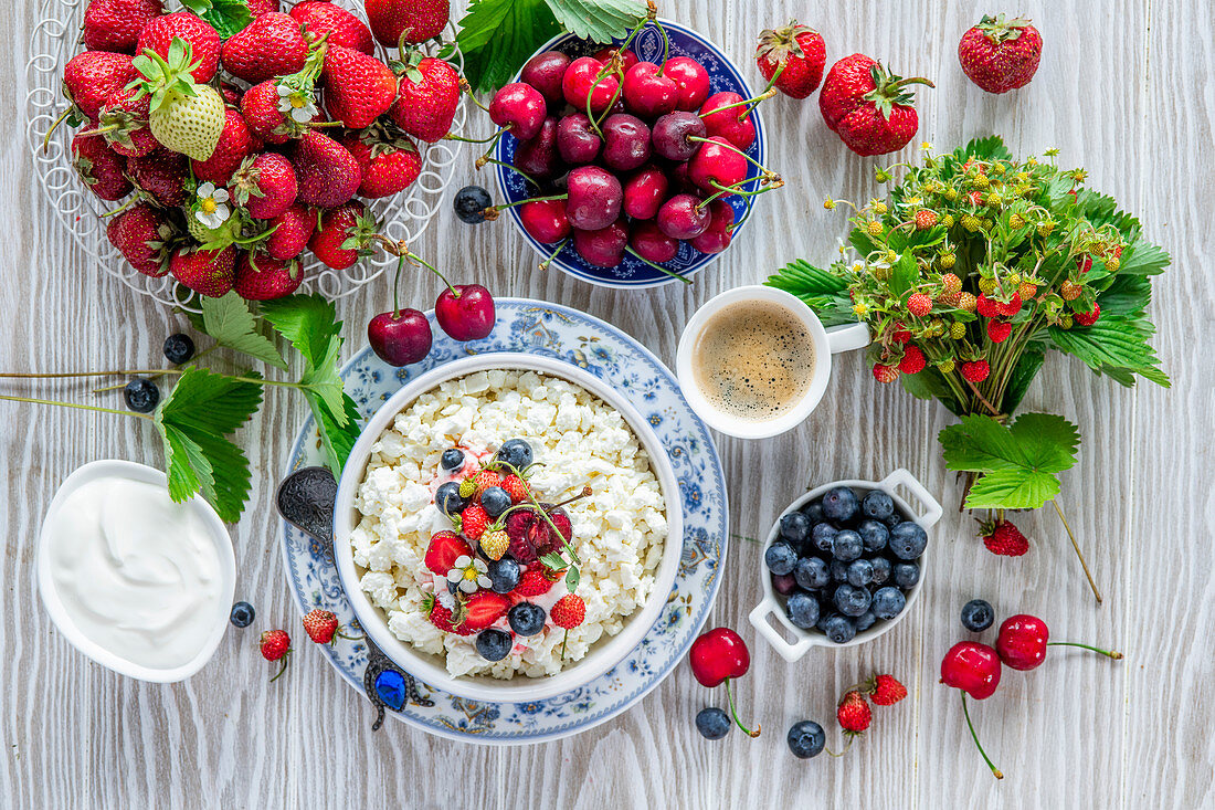 Frühstück mit Hüttenkäse und frischen Beeren