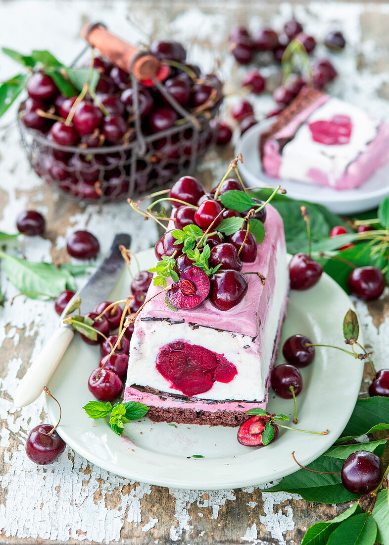 Kirscheiskuchen mit Schokolade