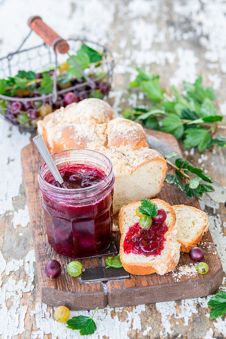 Stachelbeermarmelade und Hefezopf