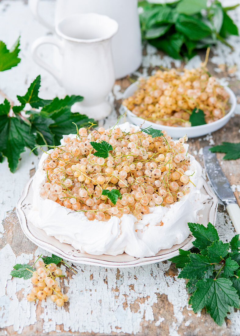 Pavlova with white currants