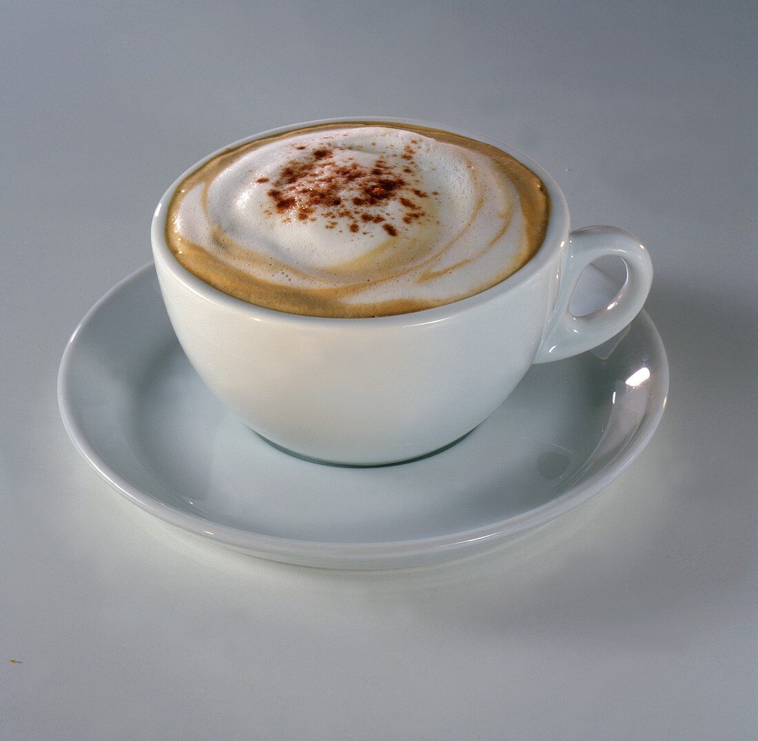 Cappuccino in weisser Tasse