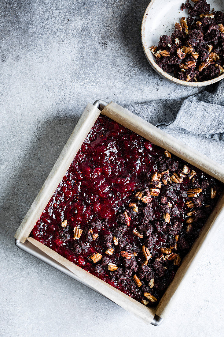 Glutenfreie Brownies mit Cranberries und Kakao-Nuss-Streuseln in Backform