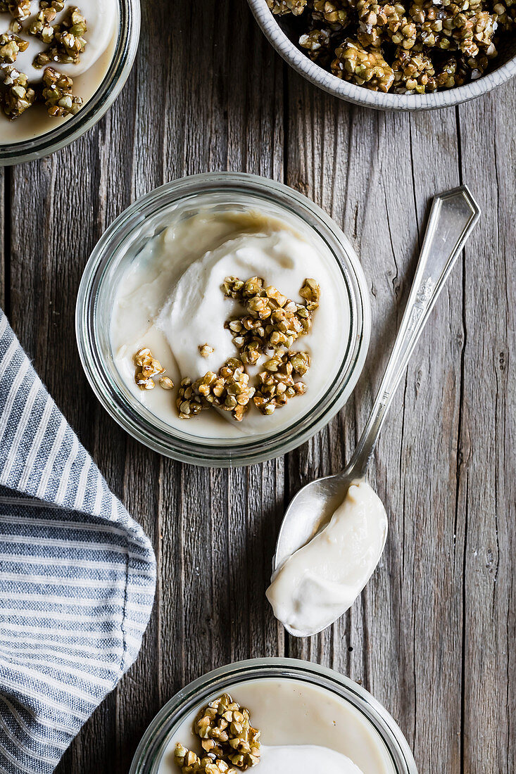 Jasminpudding mit Honig-Buchweizen serviert in Gläsern