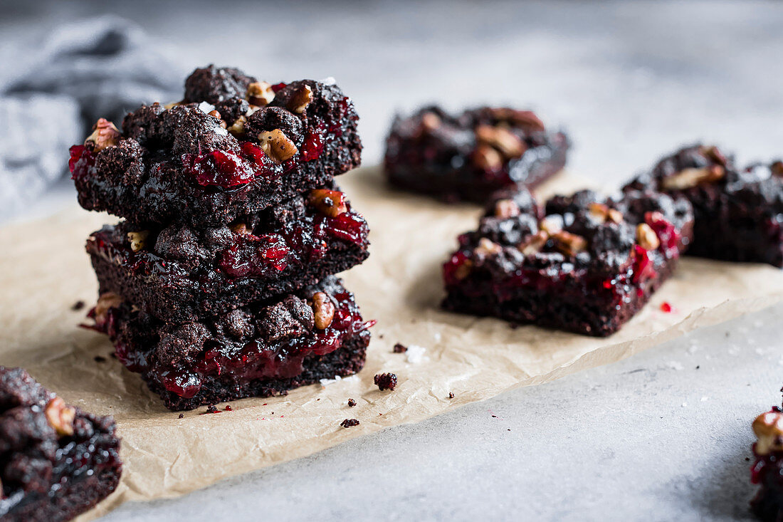 Glutenfreie Brownies mit Cranberries und Kakao-Nuss-Streuseln