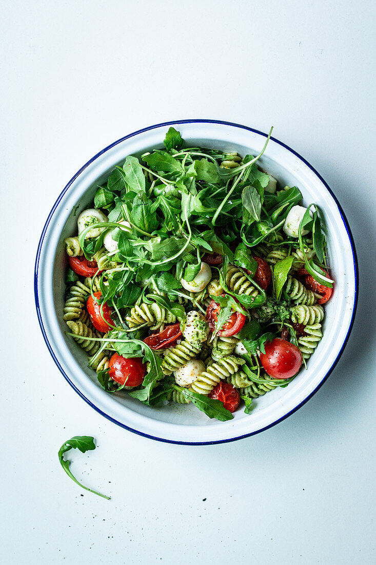 Nudelsalat mit Pesto, Rucola, Tomaten und Mini-Mozzarella