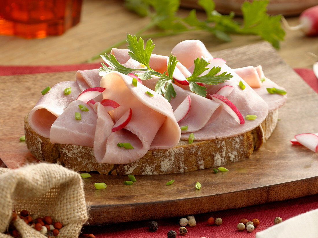 Herzhaftes Landbrot mit Kochschinken und Petersilie