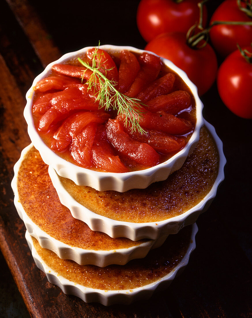 Crème brûlée mit pochierten Tomaten