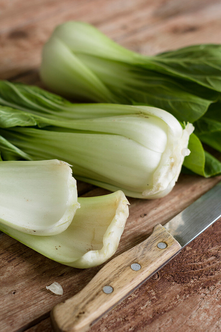 Pak Choi auf Holztisch