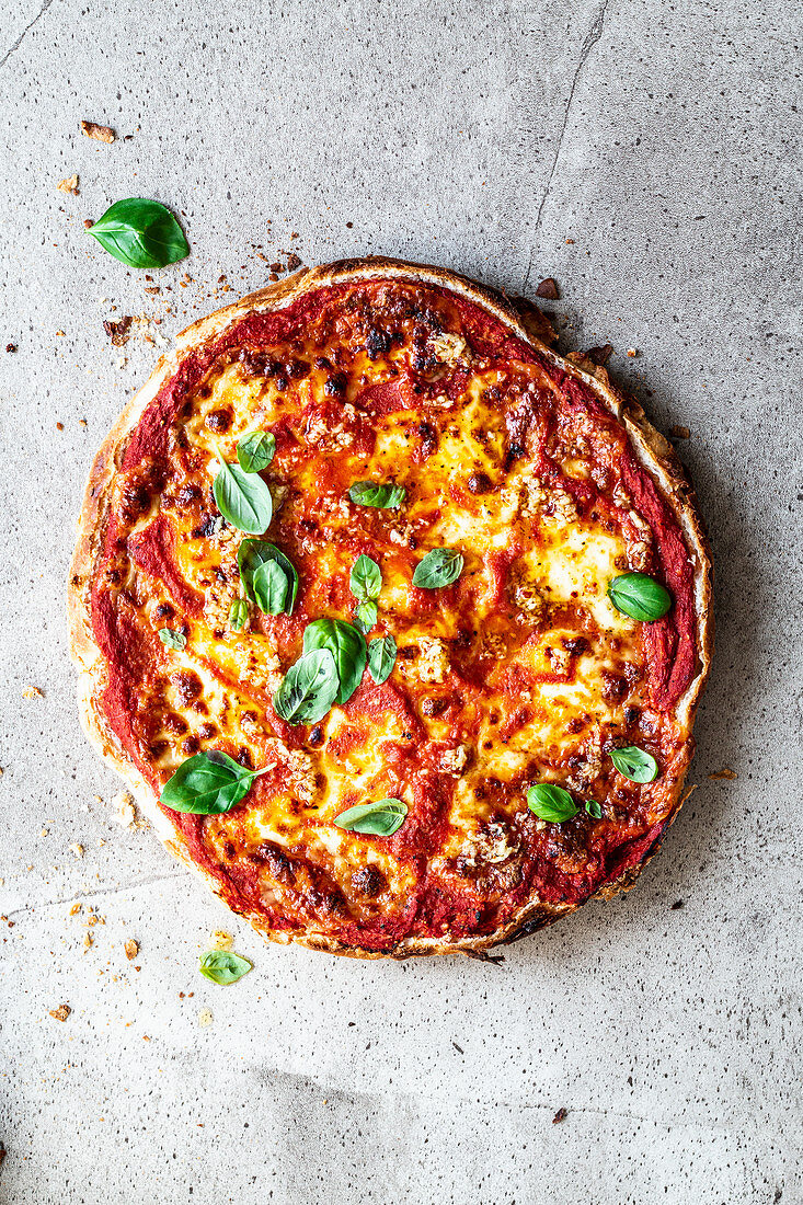 Schnelle Fladenbrotpizza mit Tomatensauce und Basilikum