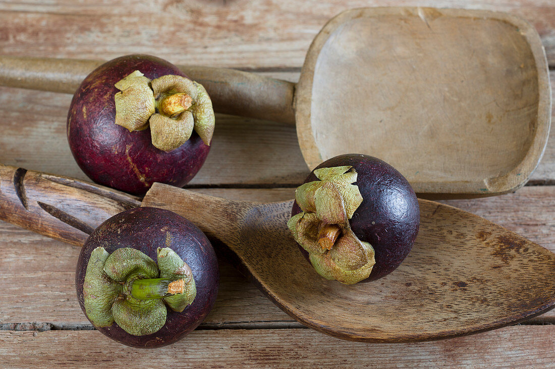 Mangostanen auf Holzbrett